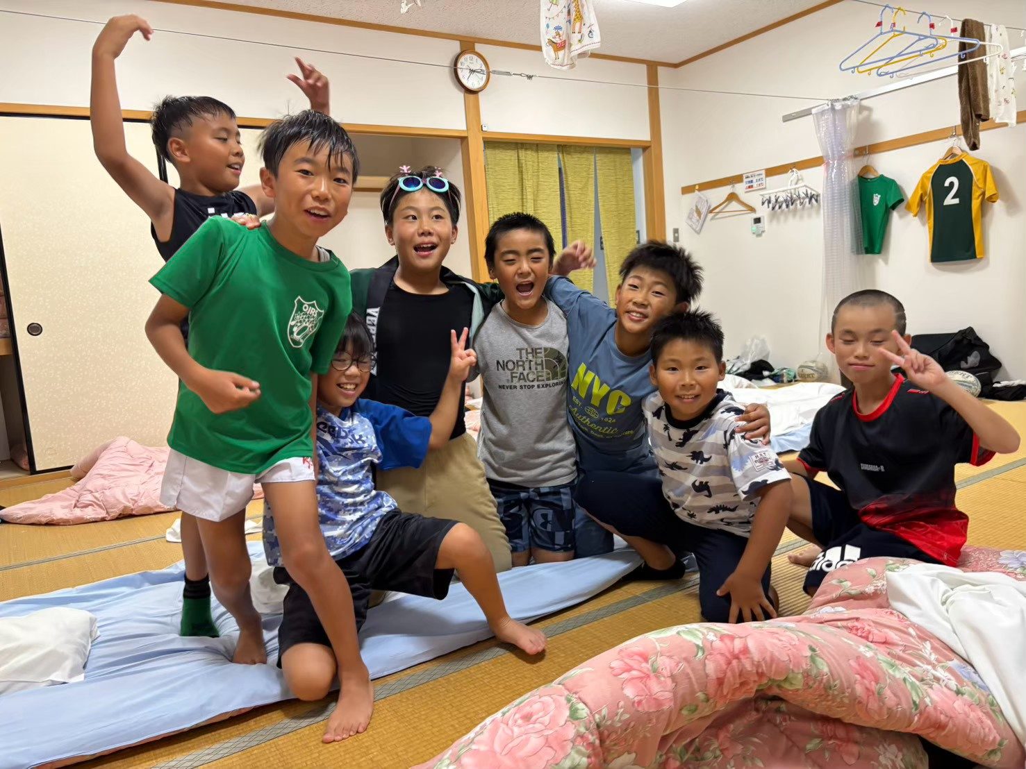 合宿の夜、ふとんでじゃれる団員たち